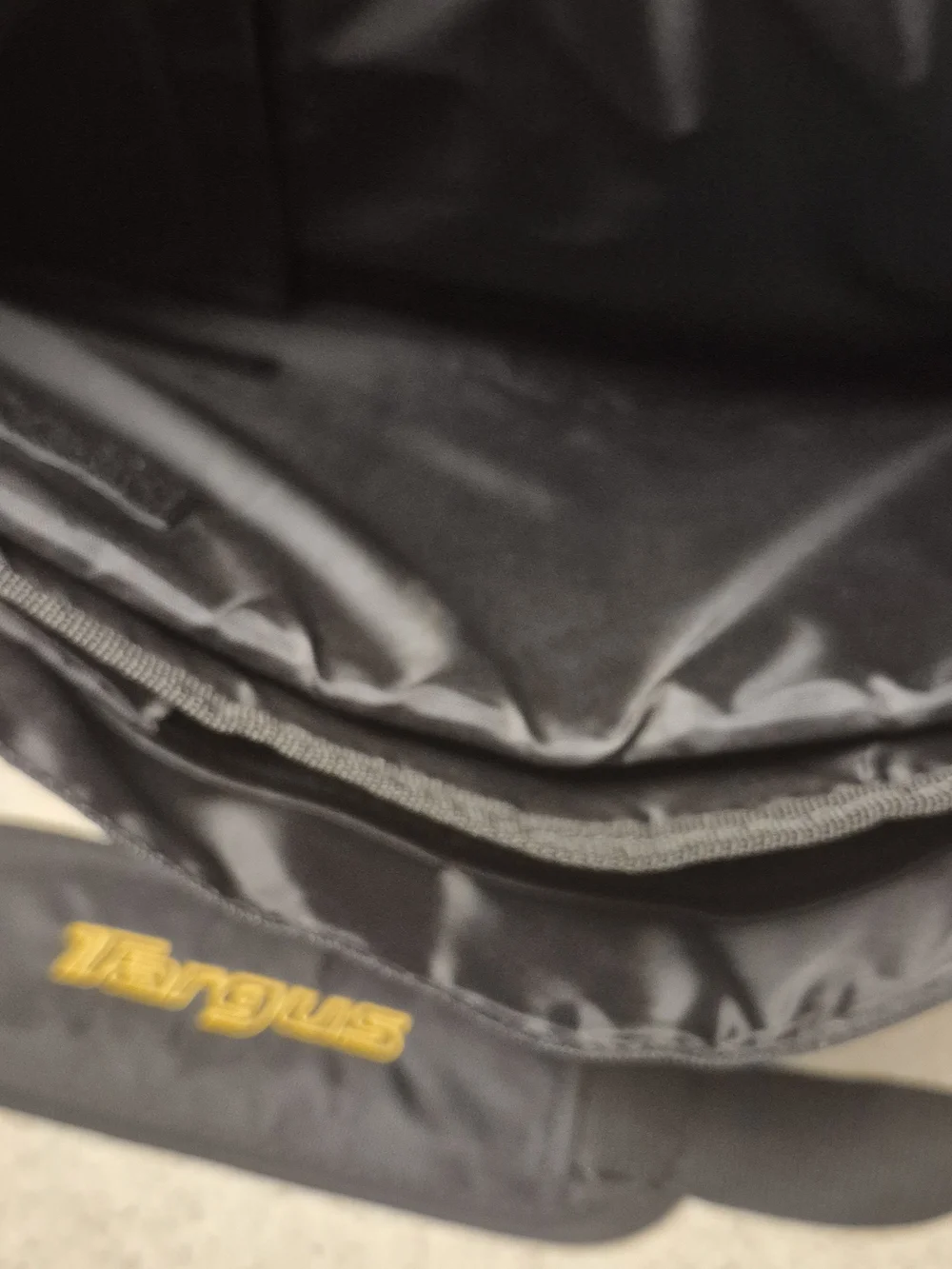 Targus Men’s Black & Gray Messenger Bag NWOT